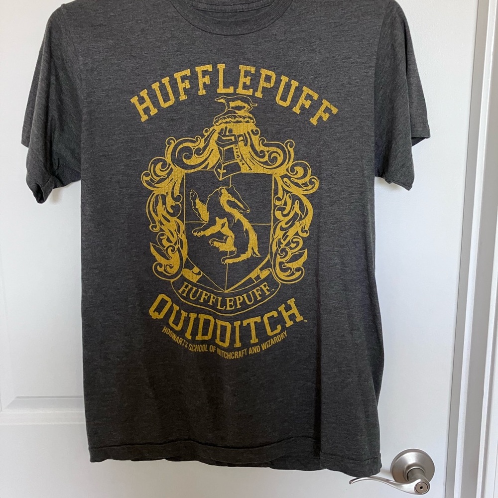Unisex Harry Potter Gray and Gold Hufflepuff Quidditch Shirt. Size S